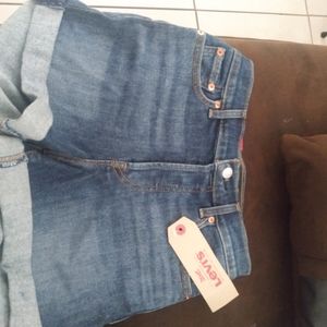 Levis shorts (NEW)